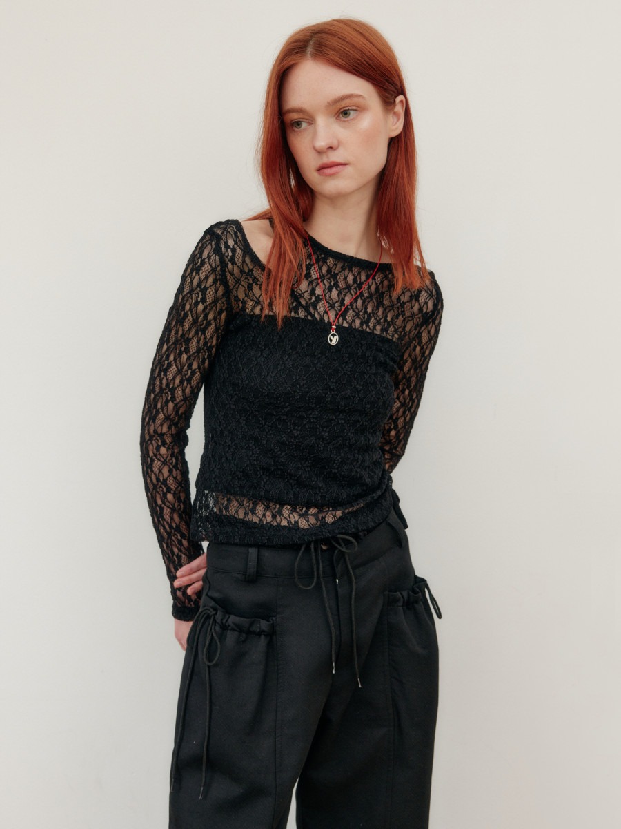 [YUSE] CUT OUT LACE SHIRRING TOP - BLACK